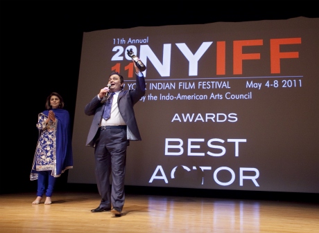 (L-R) Presenter Neetu Singh Kapoor and Best Actor winner Rishi Kapoor (Do Dooni Chaar)  Photo Credit: MichaelToolan.com